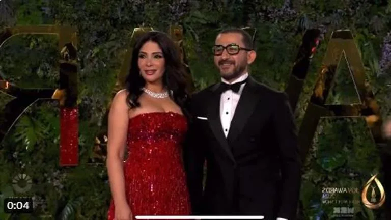 Joy awards.. منى زكي: لولا دعم أحمد حلمي مش هقدر أعمل حاجة